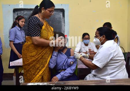 30. April 2022, Guwahati, Guwahati, Indien: Eine Krankenschwester verabreicht COVID-19 Injektion an einen Schüler der Altersgruppe 12 bis 14 Jahre alt an der Angelica Higher Secondary School in Guwahati Assam India am Samstag, 30.. April 2022. (Bild: © Dasarath Deka/ZUMA Press Wire) Stockfoto