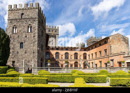 Torre Alfina, ein schönes italienisches Dorf in der Provinz Viterbo, in der Nähe von Acquapendente. Historisches Schloss von Torre Alfina in der Nähe des Waldes von Saßeto. Stockfoto