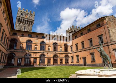 Torre Alfina, ein schönes italienisches Dorf in der Provinz Viterbo, in der Nähe von Acquapendente. Historisches Schloss von Torre Alfina in der Nähe des Waldes von Saßeto. Stockfoto