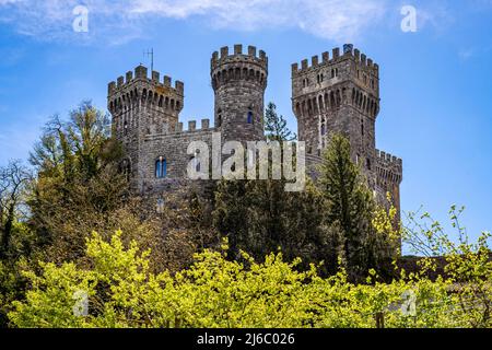 Torre Alfina, ein schönes italienisches Dorf in der Provinz Viterbo, in der Nähe von Acquapendente. Historisches Schloss von Torre Alfina in der Nähe des Waldes von Saßeto. Stockfoto