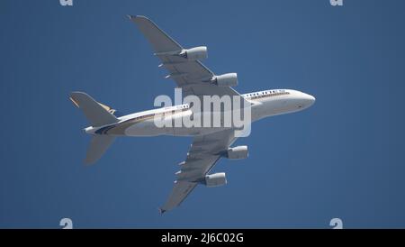 30. April 2022, London, Großbritannien. Singapore Airlines 9V-SKV, Airbus A380, verlässt London Heathrow und fährt in blauem Himmel nach Singapur. Kredit: Malcolm Park/Alamy Stockfoto