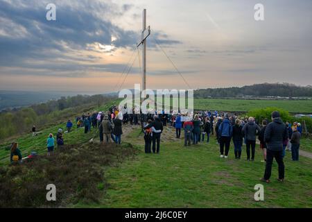 Die Menge der Gemeinde traf sich auf dem Hügel zum traditionellen Ostersonntag-Morgengottesdienst mit einem hohen Holzkreuz - dem Chevin, Otley, West Yorkshire England, Großbritannien. Stockfoto