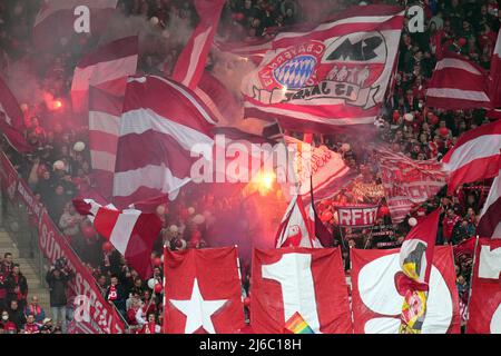 Deutschland. 30. April 2022. 30. April 2022, Rheinland-Pfalz, Mainz: Fußball: Bundesliga, FSV Mainz 05 - Bayern München, Matchday 32, Mewa Arena. Der Münchner Fanblock. Foto: Thomas Frey/dpa - WICHTIGER HINWEIS: Gemäß den Anforderungen der DFL Deutsche Fußball Liga und des DFB Deutscher Fußball-Bund ist es untersagt, im Stadion und/oder des Spiels aufgenommene Fotos in Form von Sequenzbildern und/oder videoähnlichen Fotoserien zu verwenden oder zu verwenden. Quelle: dpa picture Alliance/Alamy Live News Stockfoto