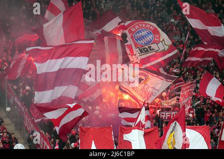 Deutschland. 30. April 2022. 30. April 2022, Rheinland-Pfalz, Mainz: Fußball: Bundesliga, FSV Mainz 05 - Bayern München, Matchday 32, Mewa Arena. Der Münchner Fanblock. Foto: Thomas Frey/dpa - WICHTIGER HINWEIS: Gemäß den Anforderungen der DFL Deutsche Fußball Liga und des DFB Deutscher Fußball-Bund ist es untersagt, im Stadion und/oder des Spiels aufgenommene Fotos in Form von Sequenzbildern und/oder videoähnlichen Fotoserien zu verwenden oder zu verwenden. Quelle: dpa picture Alliance/Alamy Live News Stockfoto