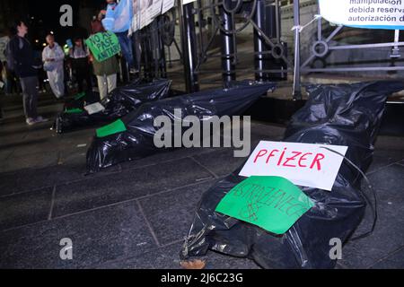 Buenos Aires, Argentinien; 22. April 2022: Protest gegen obligatorische Covid 19-Impfstoffe vor dem Nationalkongress während der Demonstration zum Erdtag Stockfoto
