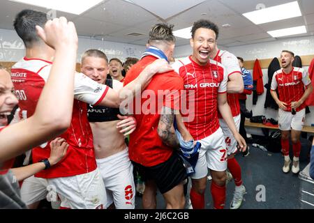 Rarmani Edmonds-Green (Mitte) von Rotherham United feiert mit seinen Teamkollegen in der Garderobe, nachdem er sich nach dem 1-Match der Sky Bet League im MEMS Priestfield Stadium, Gillingham, eine Beförderung gesichert hatte. Bilddatum: Samstag, 30. April 2022. Stockfoto