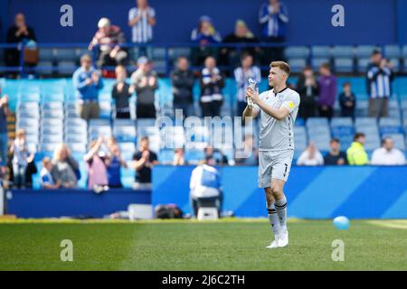 Bailey Peacock-Farrell #1 von Sheffield Wednesday applaudiert den Fans nach dem Spiel in Sheffield, Großbritannien am 4/30/2022. (Foto von Ben Early/News Images/Sipa USA) Stockfoto