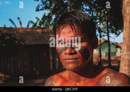 Indianer aus einem Amazonas-Stamm in Brasilien mit Stammeskunst auf seinem Gesicht gemalt. 2009. Stockfoto