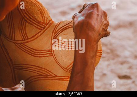 Indische Kunst des Asurini Stammes von Baixo Amazonas, Rio Xingu, brasilianischer Amazonas, Malerei Stammeskunst. 2010. Stockfoto