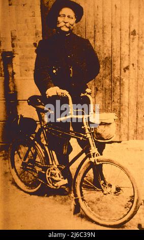 Alter Mann mit Velocio-Fahrrad, von Paul De Vivie, Frankreich 1906 Stockfoto