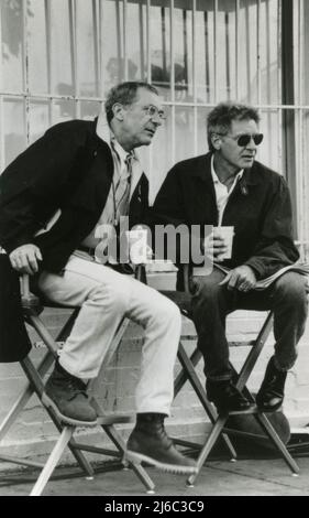 Der amerikanische Filmregisseur Sydney Pollack und der Schauspieler Harrison Ford während einer Pause beim Dreh des Films Random Hearts, USA 1999 Stockfoto