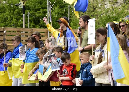 Manchester, Großbritannien, 30.. April 2022. Protest gegen die russische Invasion der Ukraine in Piccadilly Gardens, im Zentrum von Manchester, England, Großbritannien und den Britischen Inseln. Es wurde vom Ukrainischen Kulturzentrum „Dnipro“ Manchester organisiert. Seit Beginn der Invasion Russlands wurden mehr als 500 Kinder getötet oder verletzt. Quelle: Terry Waller/Alamy Live News Stockfoto