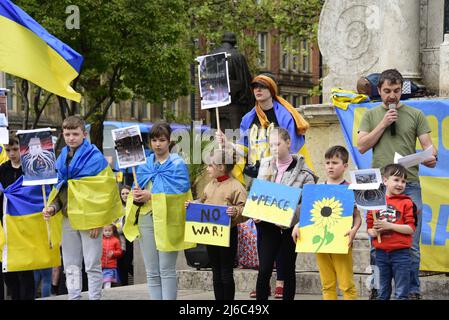 Manchester, Großbritannien, 30.. April 2022. Protest gegen die russische Invasion der Ukraine in Piccadilly Gardens, im Zentrum von Manchester, England, Großbritannien und den Britischen Inseln. Es wurde vom Ukrainischen Kulturzentrum „Dnipro“ Manchester organisiert. Seit Beginn der Invasion Russlands wurden mehr als 500 Kinder getötet oder verletzt. Quelle: Terry Waller/Alamy Live News Stockfoto