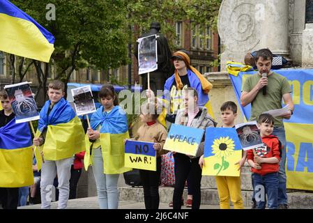 Manchester, Großbritannien, 30.. April 2022. Protest gegen die russische Invasion der Ukraine in Piccadilly Gardens, im Zentrum von Manchester, England, Großbritannien und den Britischen Inseln. Es wurde vom Ukrainischen Kulturzentrum „Dnipro“ Manchester organisiert. Seit Beginn der Invasion Russlands wurden mehr als 500 Kinder getötet oder verletzt. Quelle: Terry Waller/Alamy Live News Stockfoto