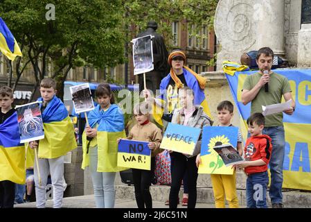 Manchester, Großbritannien, 30.. April 2022. Protest gegen die russische Invasion der Ukraine in Piccadilly Gardens, im Zentrum von Manchester, England, Großbritannien und den Britischen Inseln. Es wurde vom Ukrainischen Kulturzentrum „Dnipro“ Manchester organisiert. Seit Beginn der Invasion Russlands wurden mehr als 500 Kinder getötet oder verletzt. Quelle: Terry Waller/Alamy Live News Stockfoto
