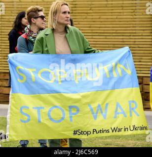 Manchester, Großbritannien, 30.. April 2022. Protest gegen die russische Invasion der Ukraine in Piccadilly Gardens, im Zentrum von Manchester, England, Großbritannien und den Britischen Inseln. Es wurde vom Ukrainischen Kulturzentrum „Dnipro“ Manchester organisiert. Seit Beginn der Invasion Russlands wurden mehr als 500 Kinder getötet oder verletzt. Quelle: Terry Waller/Alamy Live News Stockfoto