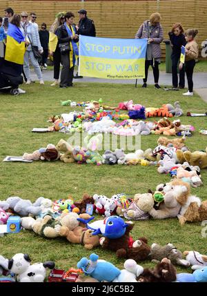 Manchester, Großbritannien, 30.. April 2022. Protest gegen die russische Invasion der Ukraine in Piccadilly Gardens, im Zentrum von Manchester, England, Großbritannien und den Britischen Inseln. Kinderspielzeug buchstabiert das Wort: „Kinder“ vor einem „Stop Putin“-Banner. Es wurde vom Ukrainischen Kulturzentrum „Dnipro“ Manchester organisiert. Seit Beginn der Invasion Russlands wurden mehr als 500 Kinder getötet oder verletzt. Quelle: Terry Waller/Alamy Live News Stockfoto