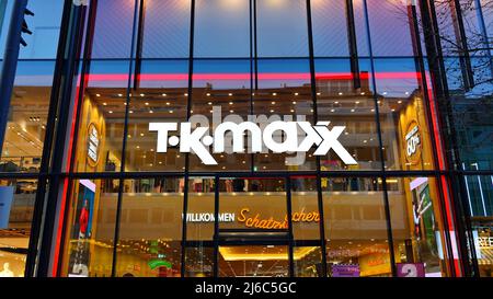 Außenansicht des TK Maxx-Geschäfts in der Einkaufsstraße Schadowstraße in Düsseldorf. Stockfoto