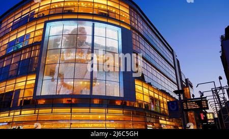 Modernes Glasgebäude mit Werbeschirm des Bekleidungskaufhauses Peek & Cloppenburg in Düsseldorf. Stockfoto