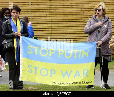 Manchester, Großbritannien, 30.. April 2022. Protest gegen die russische Invasion der Ukraine in Piccadilly Gardens, im Zentrum von Manchester, England, Großbritannien und den Britischen Inseln. Es wurde vom Ukrainischen Kulturzentrum „Dnipro“ Manchester organisiert. Seit Beginn der Invasion Russlands wurden mehr als 500 Kinder getötet oder verletzt. Quelle: Terry Waller/Alamy Live News Stockfoto