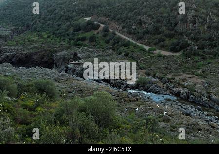 Das Tal Pulo do Lobo und der Fluss Guadiana, wo der berühmte Wasserfall in Alentejo, Portugal, liegt Stockfoto