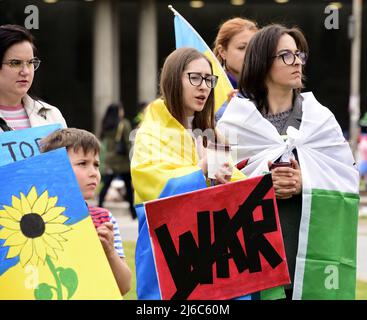 Manchester, Großbritannien, 30.. April 2022. Protest gegen die russische Invasion der Ukraine in Piccadilly Gardens, im Zentrum von Manchester, England, Großbritannien und den Britischen Inseln. Es wurde vom Ukrainischen Kulturzentrum „Dnipro“ Manchester organisiert. Seit Beginn der Invasion Russlands wurden mehr als 500 Kinder getötet oder verletzt. Quelle: Terry Waller/Alamy Live News Stockfoto