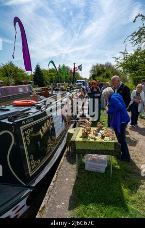 Am ersten Tag des Norbury Canal Festivals, das aufgrund der Pandemie zum ersten Mal seit zwei Jahren stattfindet, genossen die Massen warmes, sonniges Wetter. Stockfoto