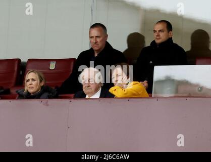 Birmingham, England, 30.. April 2022. Die Besitzer von Norwich City, Michael Wynn-Jones (vorne C) und Frau Delia Smith (oben gelb), schauen sich während des Premier League-Spiels in Villa Park, Birmingham, an. Bildnachweis sollte lauten: Darren Staples / Sportimage Credit: Sportimage/Alamy Live News Stockfoto