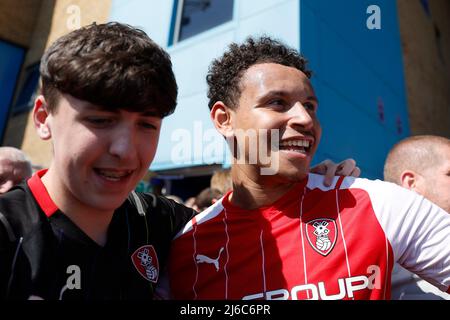 Rarmani Edmonds-Green von Rotherham United (rechts) feiert mit einem Fan nach dem letzten Pfiff der Sky Bet League One im MEMS Priestfield Stadium, Gillingham. Bilddatum: Samstag, 30. April 2022. Stockfoto