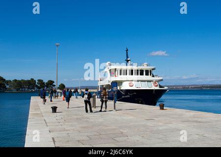 Brijuni, Kroatien - 11. April 2022: Menschen warten auf der Anlegestelle für die Fähre im Nationalpark Brijuni Inseln Stockfoto