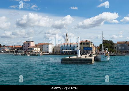 Fazana, Kroatien - 11. April 2022: Küstendorf Fazana in Istrien, der Abfahrtshafen für den Nationalpark Brijuni Inseln Stockfoto