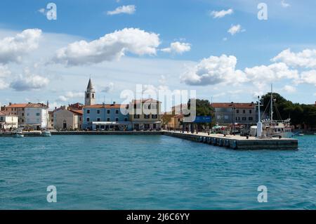 Fazana, Kroatien - 11. April 2022: Küstendorf Fazana in Istrien, der Abfahrtshafen für den Nationalpark Brijuni Inseln Stockfoto