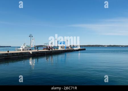 Fazana, Kroatien - 11. April 2022: Bootsanlegestelle zum Nationalpark Brijuni Inseln Stockfoto