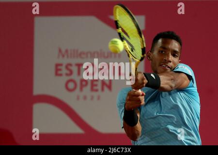 (220430) -- CACAIS, 30. April 2022 (Xinhua) -- Felix Auger-Aliassime aus Kanada gibt während des Männermatches beim Millennium Estoril Open ATP 250 beim Clube de Tenis do Estoril in Cascais, Portugal, am 29. April 2022 einen Ball an Sebastian Korda aus den Vereinigten Staaten zurück. (Foto von Pedro Fiuza/Xinhua) Stockfoto