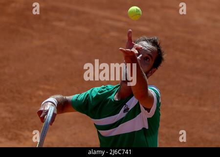 (220430) -- CACAIS, 30. April 2022 (Xinhua) -- der Franzose Richard Gasquet serviert dem Argentinier Sebastian Baez einen Ball während des Männer-Singles-Spiels der Millennium Estoril Open ATP 250 beim Clube de Tenis do Estoril in Cascais, Portugal, 29. April 2022. (Foto von Pedro Fiuza/Xinhua) Stockfoto