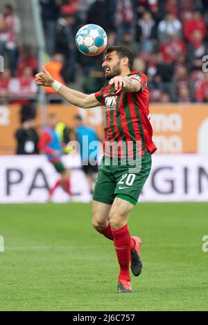 Deutschland. 30. April 2022. 30. April 2022, Bayern, Augsburg: Fußball: Bundesliga, FC Augsburg - 1. FC Köln, Matchday 32, WWK Arena. Daniel Caligiuri aus Augsburg spielt den Ball. Foto: Matthias Balk/dpa - WICHTIGER HINWEIS: Gemäß den Anforderungen der DFL Deutsche Fußball Liga und des DFB Deutscher Fußball-Bund ist es untersagt, im Stadion und/oder vom Spiel aufgenommene Fotos in Form von Sequenzbildern und/oder videoähnlichen Fotoserien zu verwenden oder zu verwenden. Quelle: dpa picture Alliance/Alamy Live News Stockfoto