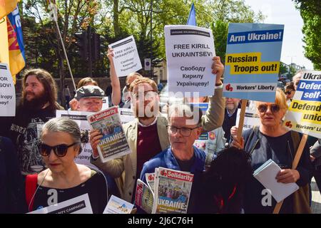 30. April 2022, London, England, Vereinigtes Königreich: Die Solidaritätskampagne der Ukraine und die Russen gegen den Krieg veranstalteten vor der russischen Botschaft in London einen Protest, der ein Ende des Krieges und die Freilassung politischer Gefangener in Russland forderte. (Bild: © Vuk Valcic/ZUMA Press Wire) Stockfoto