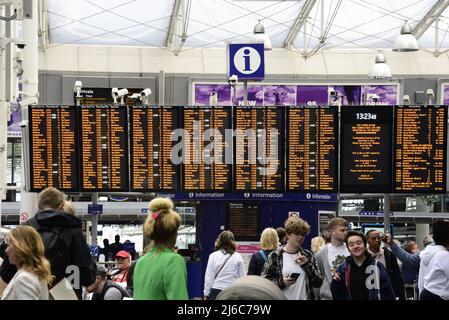 Manchester, Großbritannien, 30.. April 2022. Informationstafel Zugzeiten, Piccadilly Railway Station, Manchester, Großbritannien. TransPennine Express bittet seine Kunden, im Vorfeld der geplanten Streikaktion der National Union of Rail, Maritime and Transport (RMT), die am Samstag, dem 30. April und Sonntag, dem 1. Mai stattfindet, sorgfältig zu planen. Die Gewerkschaft sagt, dass Network Rail beabsichtigt, 2.500 Unterhaltsarbeitsplätze zu kürzen und dass die Beschäftigten in vielen Eisenbahnunternehmen mit Änderungen ihrer Bedingungen konfrontiert sind oder dass die zu zahlenden Beträge bei steigender Inflation einfrieren. Quelle: Terry Waller/Alamy Live News Stockfoto
