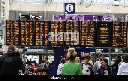 Manchester, Großbritannien, 30.. April 2022. Informationstafel Zugzeiten, Piccadilly Railway Station, Manchester, Großbritannien. TransPennine Express bittet seine Kunden, im Vorfeld der geplanten Streikaktion der National Union of Rail, Maritime and Transport (RMT), die am Samstag, dem 30. April und Sonntag, dem 1. Mai stattfindet, sorgfältig zu planen. Die Gewerkschaft sagt, dass Network Rail beabsichtigt, 2.500 Unterhaltsarbeitsplätze zu kürzen und dass die Beschäftigten in vielen Eisenbahnunternehmen mit Änderungen ihrer Bedingungen konfrontiert sind oder dass die zu zahlenden Beträge bei steigender Inflation einfrieren. Quelle: Terry Waller/Alamy Live News Stockfoto