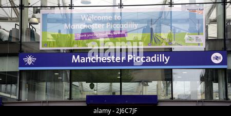 Manchester, Großbritannien, 30.. April 2022. Piccadilly Railway Station, Manchester, Großbritannien. TransPennine Express bittet seine Kunden, im Vorfeld der geplanten Streikaktion der National Union of Rail, Maritime and Transport (RMT), die am Samstag, dem 30. April und Sonntag, dem 1. Mai stattfindet, sorgfältig zu planen. Die Gewerkschaft sagt, dass Network Rail beabsichtigt, 2.500 Unterhaltsarbeitsplätze zu kürzen und dass die Beschäftigten in vielen Eisenbahnunternehmen mit Änderungen ihrer Bedingungen konfrontiert sind oder dass die zu zahlenden Beträge bei steigender Inflation einfrieren. Quelle: Terry Waller/Alamy Live News Stockfoto