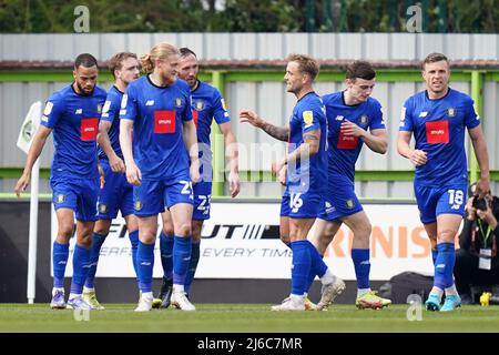 Jack Diamond von Harrogate Town (Mitte links) feiert das zweite Tor ihrer Spielseite während des Spiels der Sky Bet League 2 beim voll geladenen New Lawn, Nailsworth. Bilddatum: Samstag, 30. April 2022. Stockfoto