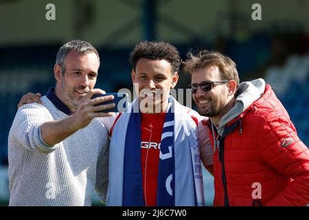 Rarmani Edmonds-Green von Rotherham United (Mitte) posiert mit Fans für ein Foto nach dem letzten Pfeifen des Sky Bet League One-Spiels im MEMS Priestfield Stadium, Gillingham. Bilddatum: Samstag, 30. April 2022. Stockfoto