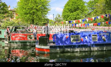 London, Großbritannien, 30.. April 2022. Die 'Bob und Mary' müssen an einem anderen Schmalboot, dem 'Heron', vorbeifahren. Dutzende von wunderschön dekorierten Schmalbooten, Lastkähne und Kanalbooten nehmen am IWA Canalway Cavalcade Festival Teil, das am Wochenende der Bankfeiertage Anfang Mai in das Londoner Little Venice zurückkehrt. Organisiert von der Inland Waterways Association (IWA), feiert es das Leben der Boote mit einem Bootsanlegeplatz sowie Musik, Ständen und Familienunterhaltung entlang des Grand Union Canal. Stockfoto