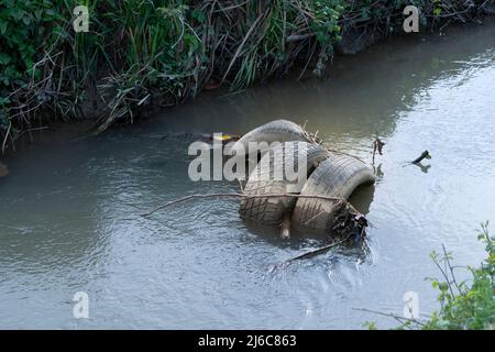 Italien, Lombardei, Fahrzeug Reifen Reifen im Wasser aufgegeben Stockfoto