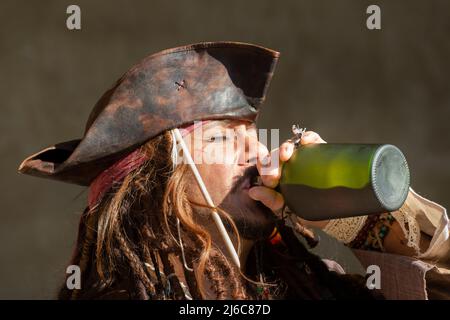 Piratenkostüm trinkt die Flasche Rum Stockfoto