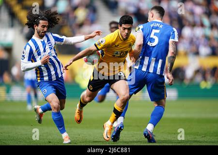 Marc Cucurella von Brighton und Hove Albion, Raul Jimenez von Wolverhampton Wanderers und Brighton sowie Lewis Dunk von Hove Albion (rechts) kämpfen während des Premier League-Spiels im Molineux Stadium in Wolverhampton um den Ball. Bilddatum: Samstag, 30. April 2022. Stockfoto