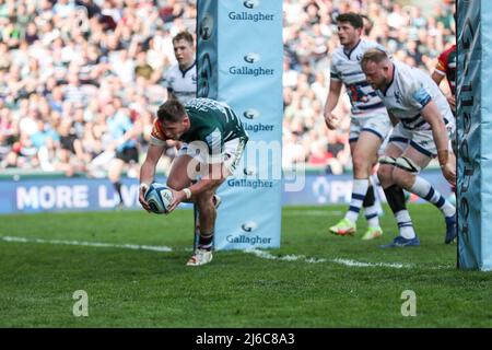 Leicester, Großbritannien. 30. April 2022. Versuchen Sie Leicester Freddie Steward während des Gallagher Premiership Rugby-Spiels zwischen Leicester Tigers und Bristol Rugby am 30. April 2022 im Mattioli Woods Welford Road Stadium, Leicester, Großbritannien. Foto von Simon Hall. Nur zur redaktionellen Verwendung, Lizenz für kommerzielle Nutzung erforderlich. Keine Verwendung bei Wetten, Spielen oder Veröffentlichungen einzelner Clubs/Vereine/Spieler. Kredit: UK Sports Pics Ltd/Alamy Live Nachrichten Stockfoto