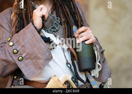 Piratenkostüm, das die Flasche Rum hält Stockfoto