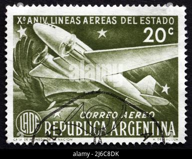 ARGENTINIEN - UM 1951: Eine in Argentinien gedruckte Briefmarke zeigt Douglas DC-3 und Condor, um 1951 Stockfoto