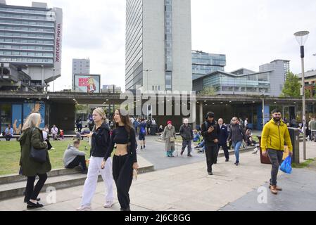 Manchester, Großbritannien, 30.. April 2022. Der Stadtrat von Manchester hat Pläne zur Verbesserung eines Teils von Piccadilly Gardens, Manchester, Großbritannien, vereinbart. Viele Bewohner haben die große graue Mauer dort als Augenmuschel kritisiert. Der Betonpavillon wird in zwei Teile geteilt, die Restaurants darunter renoviert und an den Wänden gegenüber dem Busbahnhof wird eine LED-Lichtkunst-Installation installiert. Im März 2022 hat der Stadtrat von Manchester sechs Teams für einen internationalen Designwettbewerb nominiert, um The Gardens zu einem „Weltklassebereich“ zu machen. Quelle: Terry Waller/Alamy Live News Stockfoto